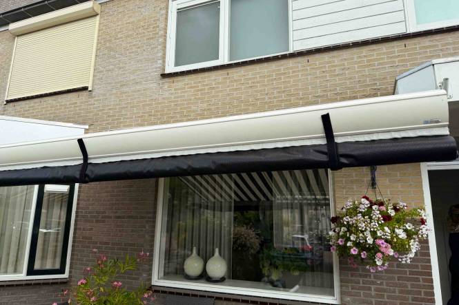 Screen panel ESVO Volant Deluxe 350 gr/m² 140 cm, black