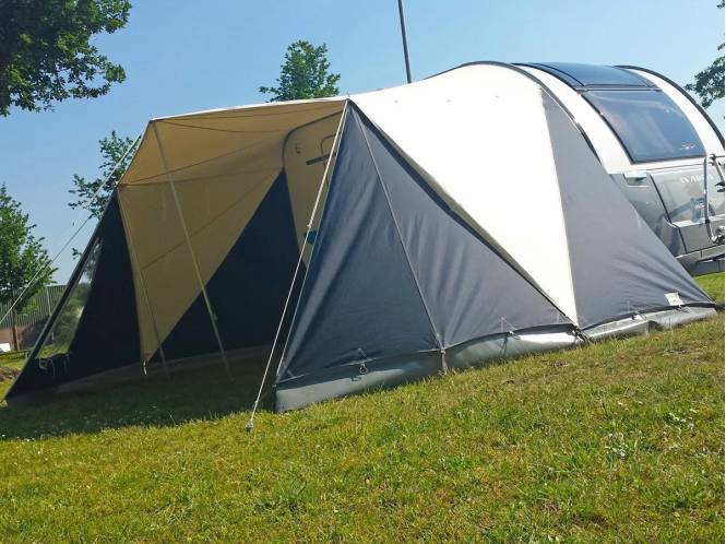 Atomatent luifel voor Adria Caravans caravan met aanritsbare zijschermen, op aanvraag