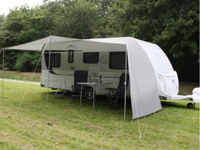 Caravanluifel ESVO Schuifluifel. Deze schuifluifel kunt u afhankelijk van zon en wind zowel naar rechts als naar links schuiven.